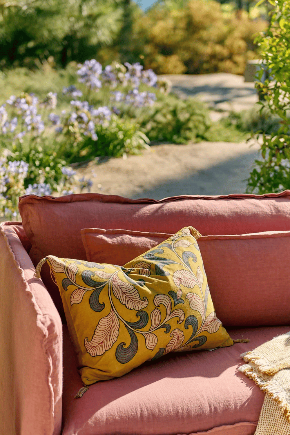 caravane-coussin-Kalamkari-maison-couture Housse de coussin design Caravane Paris, tissage artisanal et motifs peints