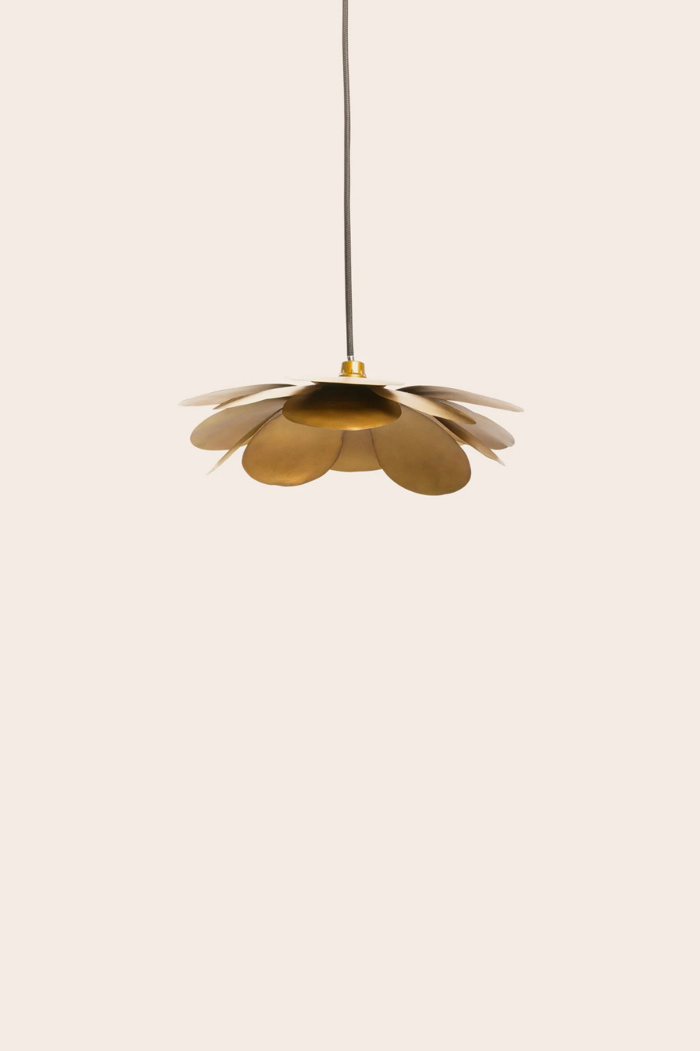 eclairage-cosmos-carvane-paris-mc Suspension fleur dorée au design moderne avec pétales métalliques et cordon textile