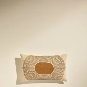 Véritable signature visuelle de la collection, le coussin Mirage Havane incarne l'élégance et le savoir-faire de la Maison Sarah Lavoine. Avec son format rectangulaire et son jeu de contrastes graphiques, il apporte une structure immédiate et une touche de luxe discret à votre décoration.