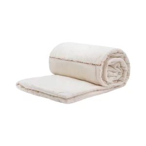 Découvrez le thème CRAFT, où la matière prime sur l’excès et où les détails racontent la main qui les façonne. Le boutis HABY incarne cet esprit avec sa toile en coton-lin au toucher naturel et son passepoil contrasté qui souligne le contour comme un trait de crayon. Le point fait main, discret mais essentiel, rappelle la patience et la simplicité des ateliers. La finition passepoil La finition passepoil dans l'univers du linge de maison désigne l'ajout d’un fin cordon ou d’une bande de tissu insérée dans les coutures, soulignant avec élégance les contours des coussins, oreillers, housses de couette et autres articles textiles. Qu'il soit assorti au tissu principal pour un effet discret ou dans une teinte contrastante pour une subtile touche décorative, le passepoil ajoute un charme supplémentaire à votre linge de maison. Cette finition ne se limite pas à l'esthétique : elle renforce également les coutures, contribuant ainsi à la durabilité des produits. C’est un détail soigné qui allie harmonieusement style et fonctionnalité.