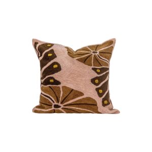 Réveillez votre intérieur avec la douceur vibrante du coussin Taari Pink. Cette pièce iconique de chez Bed and Philosophy combine à la perfection le confort du coton naturel et l'élégance de broderies graphiques. Un indispensable pour une ambiance chaleureuse et stylée.