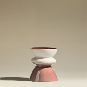 Esprit Totem. Nées de la collaboration entre Maison Sarah Lavoine et Côté Bougie Marrakech, les bougies Tamtam célèbrent les racines de cœur de l’éditrice, entre tradition marocaine et couleurs parisiennes. Teintes Rose Poudré ou Bleu Sarah, taille moyenne à 3 mèches ou grande à 4, ces pièces uniques, en édition limitée, illumineront chaque pièce. Ou deviendront des coupes décoratives pour fruits ou pots-pourris. Entièrement faites à la main par des artisans potiers marocains, ces bougies, en céramique émaillée et cire naturelle, embaument les espaces de leur senteur Kamoun boisé.